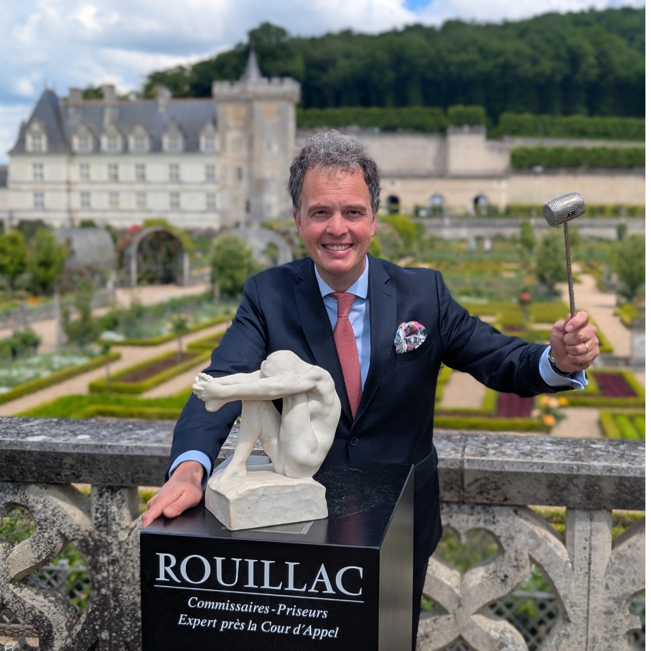 Aymeric Rouillac posa ao lado da escultura em mármore “Le Désespoir”, de Auguste Rodin, antes do leilão realizado no Château de Villandry, na França. A peça, que permaneceu durante anos sobre o piano de uma família considerada apenas uma cópia, foi autenticada e vendida por € 860 mil (aproximadamente R$ 5,11 milhões).