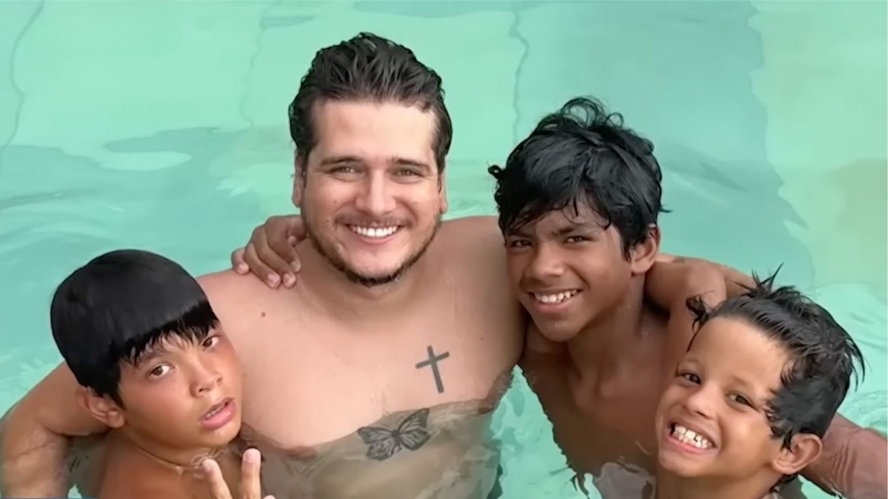 Professor de São José do Rio Preto encara adoção solo, acolhe três irmãos para impedir a separação da família e transforma anos de preparação no sonho de se tornar pai