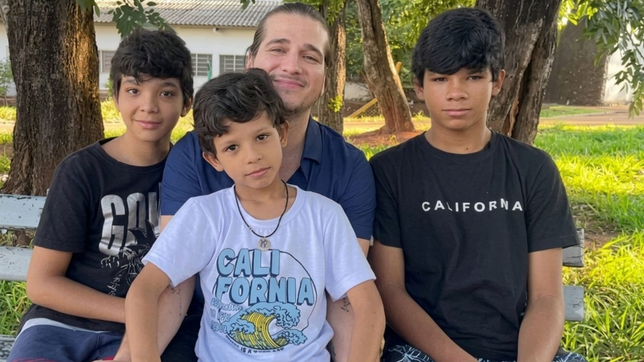 Jorge Campos ao lado dos três filhos adotivos, irmãos que permaneceram juntos após a adoção e passaram a formar uma nova família em São José do Rio Preto (SP) | Foto: Reprodução