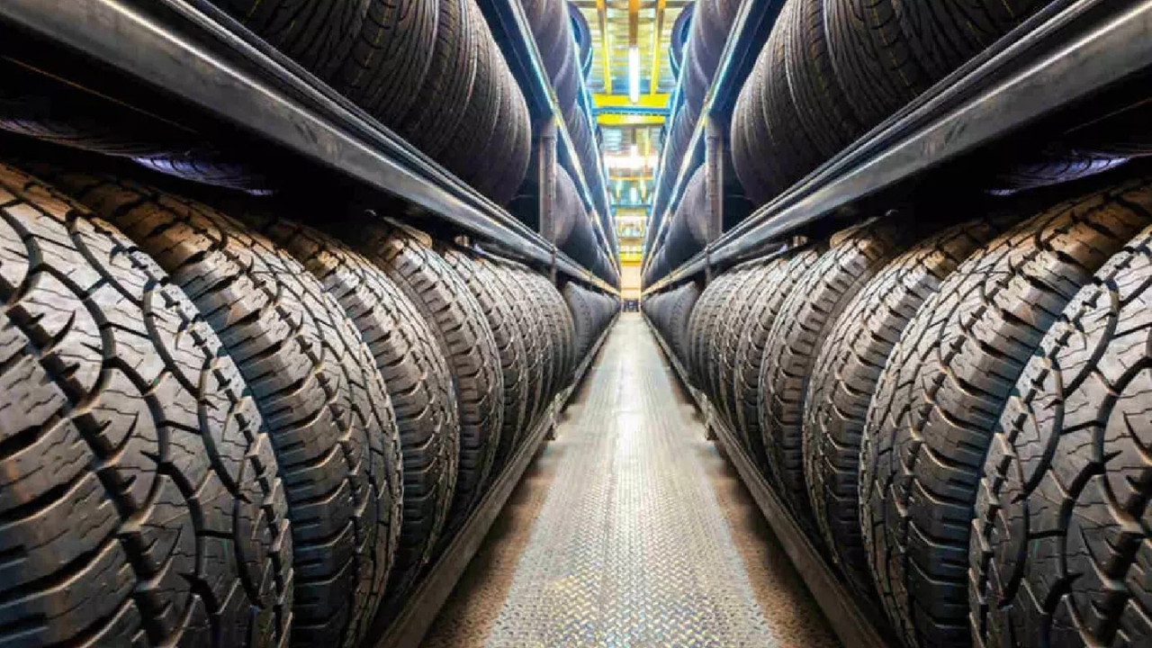 Pneus armazenados em estoque antes da venda ao consumidor. Distribuidores que anteciparam compras podem continuar oferecendo parte das unidades com custos anteriores, adiando temporariamente o impacto da alta do frete marítimo nos preços finais.