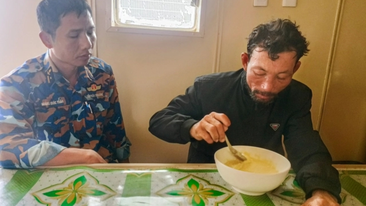 Truong Van Trung recebe alimentação e cuidados da tripulação do navio 743 após ser resgatado, quatro dias depois de cair no mar e permanecer à deriva sem comida nem água potável. | Foto: Reprodução/Marinha do Vietnã