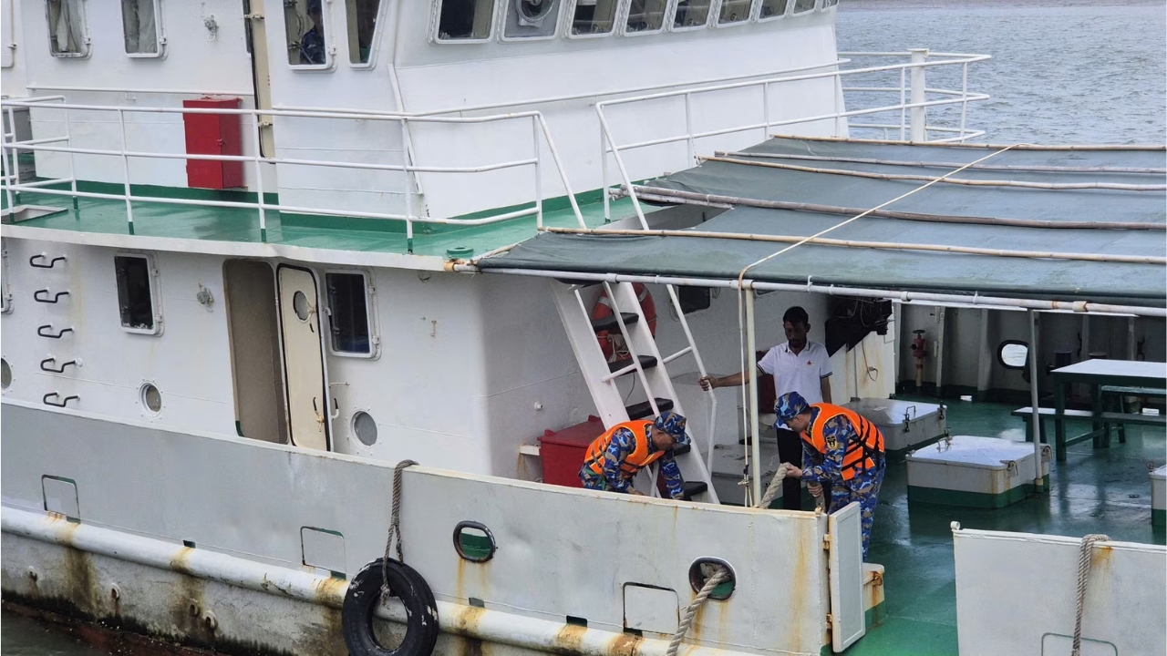 Navio 743, da Marinha do Vietnã, foi a embarcação responsável por localizar Truong Van Trung e levá-lo de volta em segurança após cerca de quatro dias à deriva no mar. | Foto: Reprodução/Marinha do Vietnã