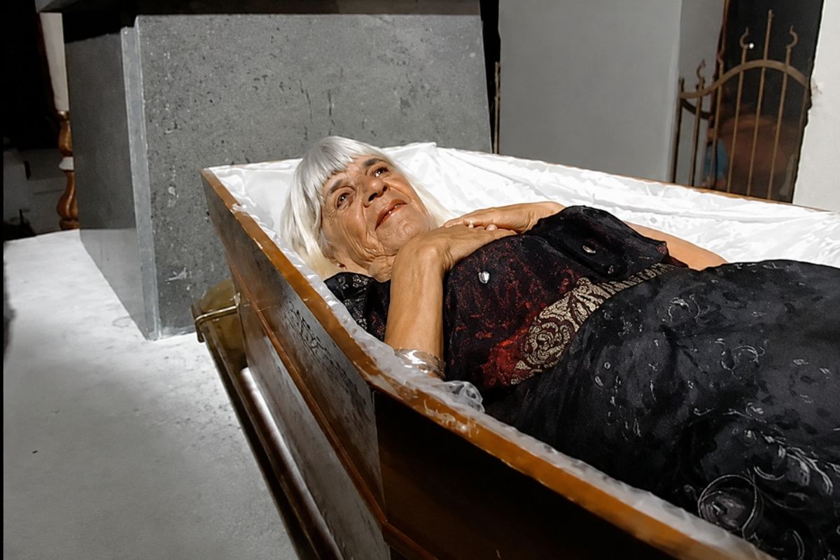Maria Cemitério vive no Cemitério da Saudade, em Machado (MG), desde os 2 anos, enterrou 10 dos 18 filhos ali, guarda o caixão na sala e tem túmulo com busto de bronze.