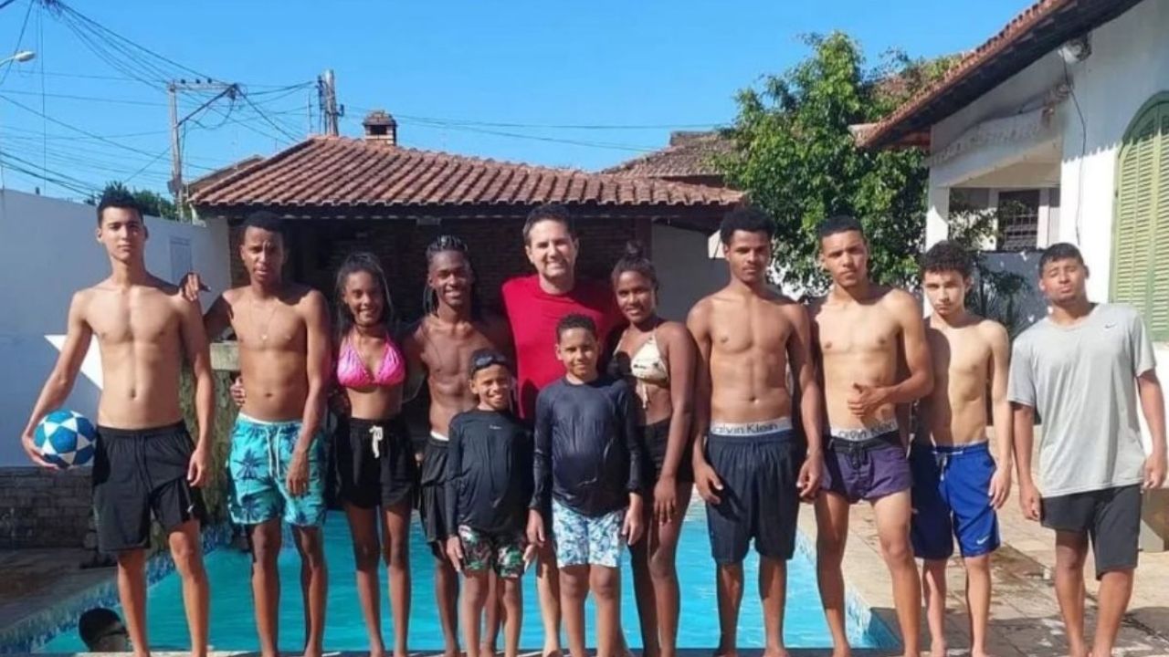 No RJ, enfermeiro conta como a adoção de irmãos formou família de 12 filhos enquanto concilia trabalho e Medicina aos 45 anos.