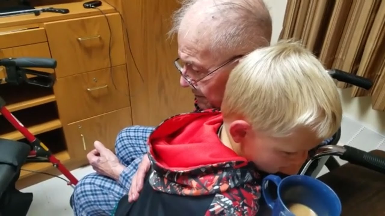 Veterano de guerra de 91 anos cria amizade emocionante com menino de 6 anos e, dois dias antes de morrer, recebe do pequeno amigo a leitura do Pai-Nosso.
