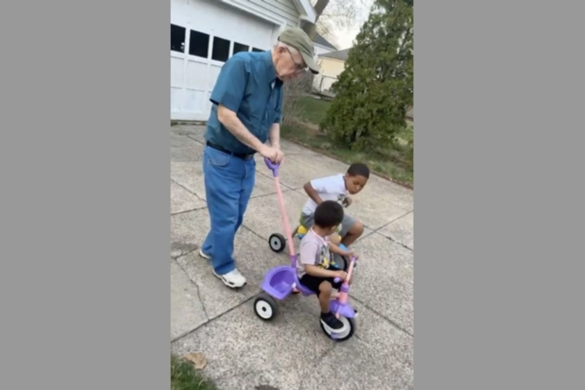 Sharaine e Wilson Caraballo conheceram Paul Callahan, de 82 anos, quando ele ofereceu uma escada na obra da casa nova, no Texas. Viúvo havia seis meses, ele virou avô honorário dos filhos.