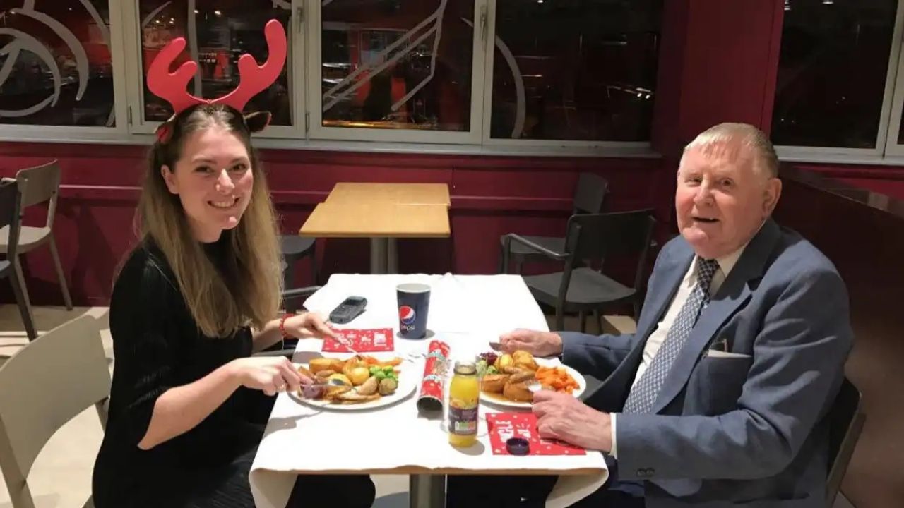 Em Leeds, funcionária de supermercado convida viúvo para café no Natal após descobrir que ele passaria a data sozinho; encontro vira amizade.