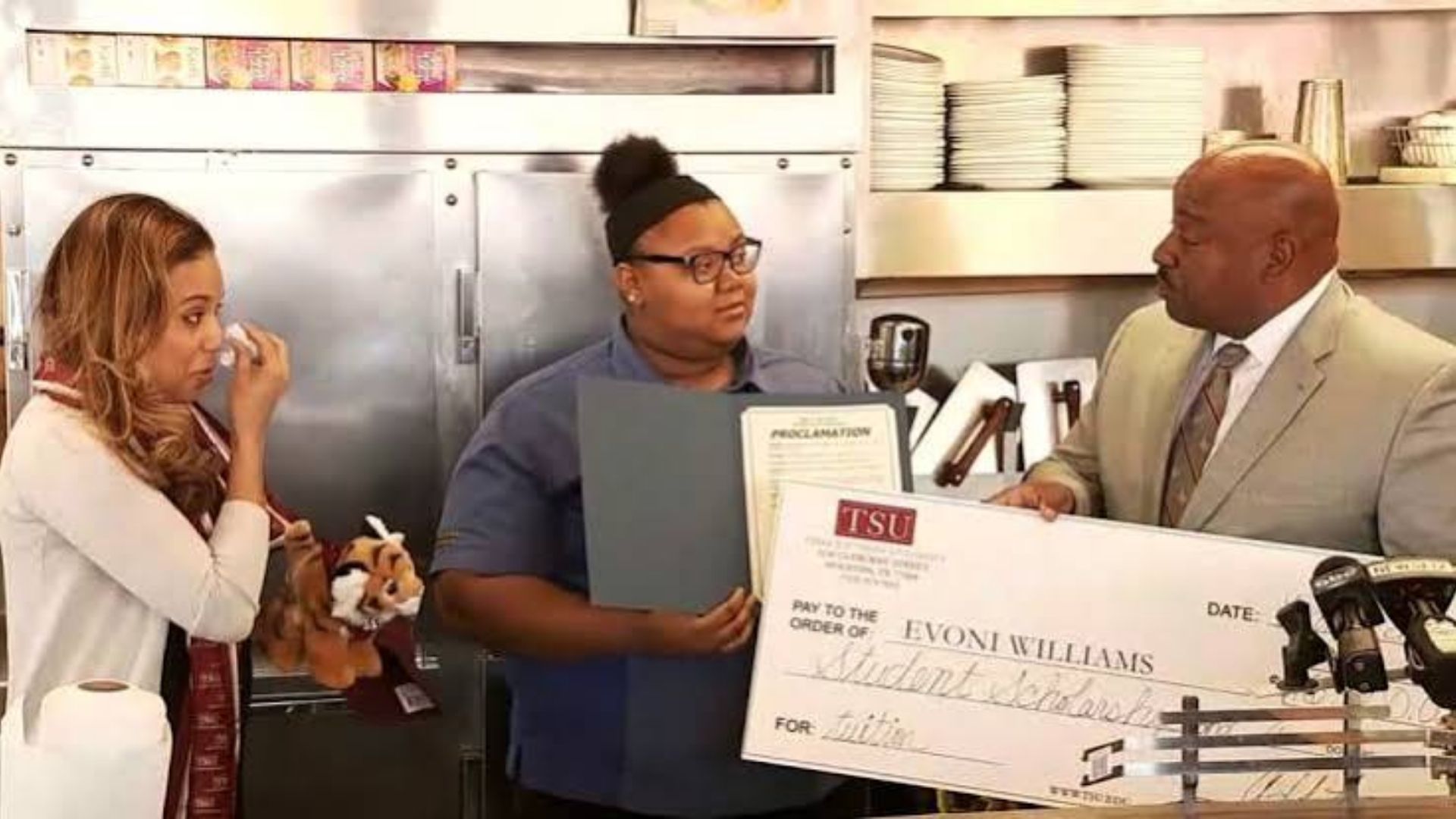 Evoni Williams, de 18 anos, ajudou um cliente idoso a cortar o presunto em um Waffle House no Texas, teve o gesto fotografado e recebeu uma bolsa universitária de US$ 16 mil.
