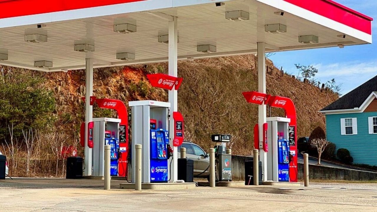 Exxon Mobil avança com reestruturação na União Europeia, investe na Bélgica e corta empregos diante da pressão sobre o petróleo.