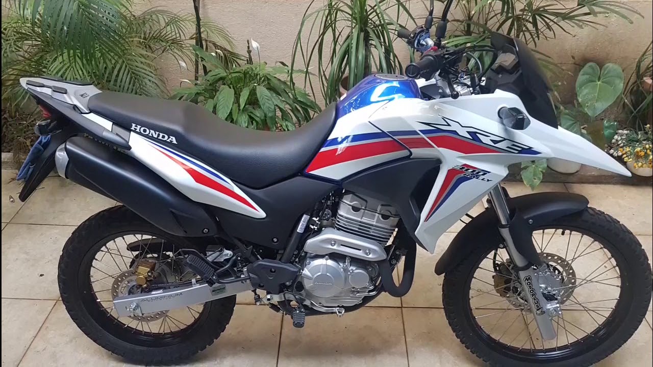 Custando cerca de R$ 18 mil e com motor 300 cc de 25,4 cv, trail japonesa entrega até 28 km/l, conforto para longas viagens e fama de nunca quebrar; conheça a Honda XRE 300 usada