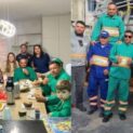 Menino de 4 anos espera toda semana o caminhão de lixo passar em frente de casa, convida os garis para seu aniversário e acorda às 5h40 para recebê-los, até ver a equipe chegar às