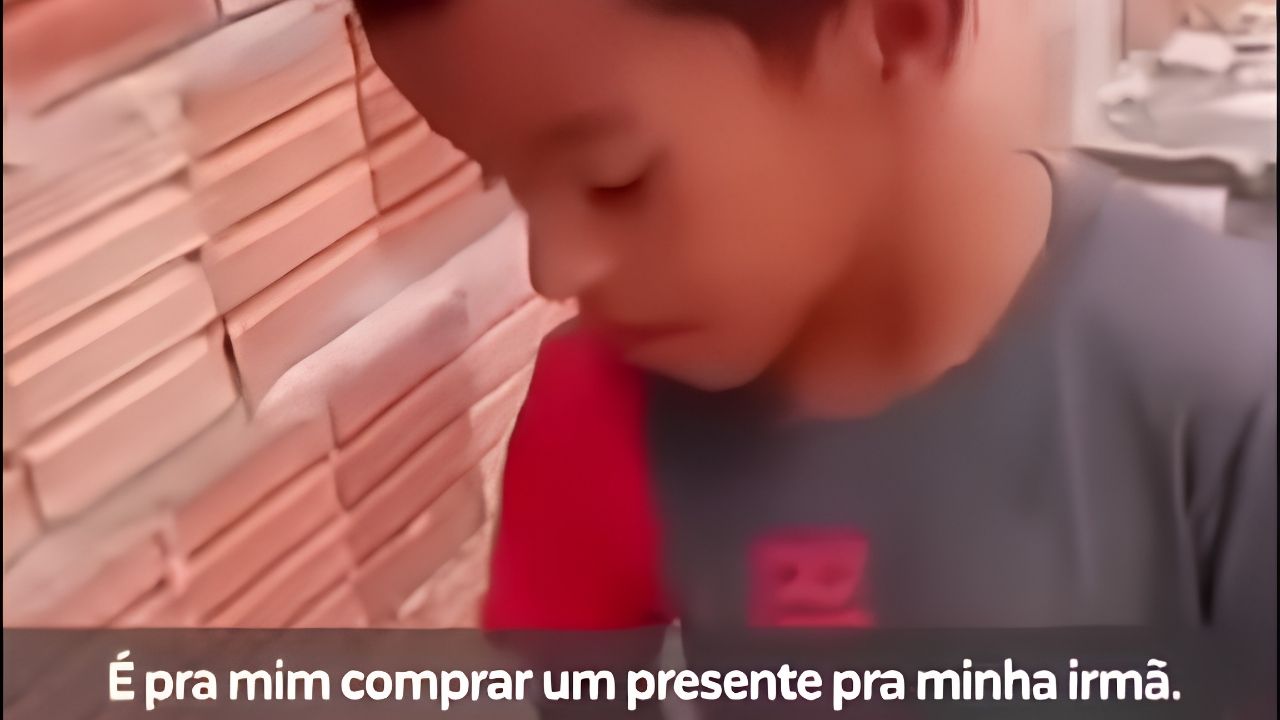 Aos 9 anos, Vitor Emanuel foi até uma obra em Manaus procurar trabalho para comprar um vestido para a irmã. O pedido mobilizou trabalhadores e levou ajuda para toda a família.