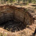 Pia Ramsing achou cratera de 8 m de largura e 10 m de fundo no terreno em Collie, sobre mina abandonada em 1903. Governo da Austrália Ocidental negou ajuda.
