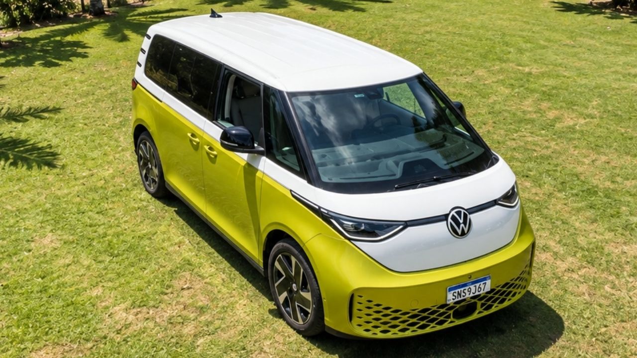 Nova Kombi elétrica da Volkswagen chega ao Brasil com 204 cv, tração traseira e autonomia de 337 km, chama atenção pelo visual inspirado no modelo clássico, mas não pode ser comprada (5)