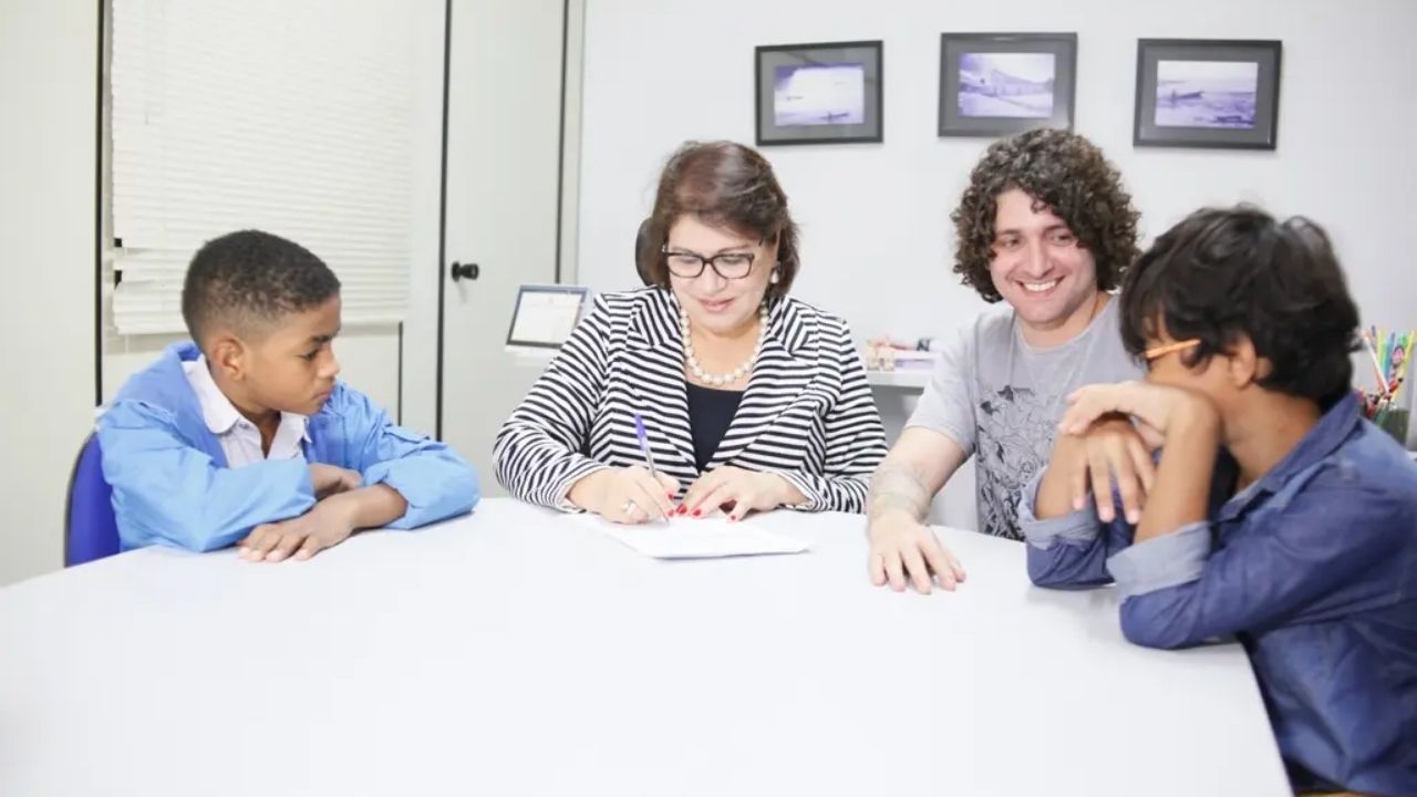 Professor solteiro do Rio adota menino que viveu 9 anos e meio em abrigo de Cuiabá, conhece o melhor amigo dele de 10 anos ouvindo o pedido “me adota também” e meses depois volta (4)