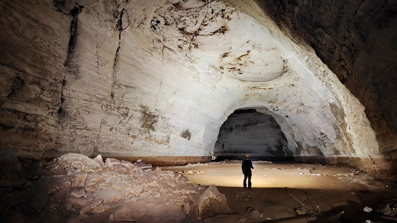 Exterior da caverna Nullarbor Plain. ( Mathej Lipar)
