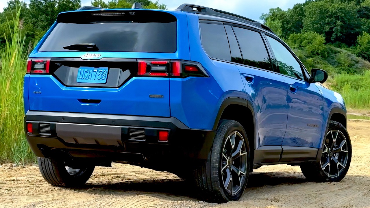 Jeep Cherokee retorna como SUV híbrido 4x4, supera 800 km de autonomia, entrega 212 cv e recupera o visual quadrado que marcou sua história.