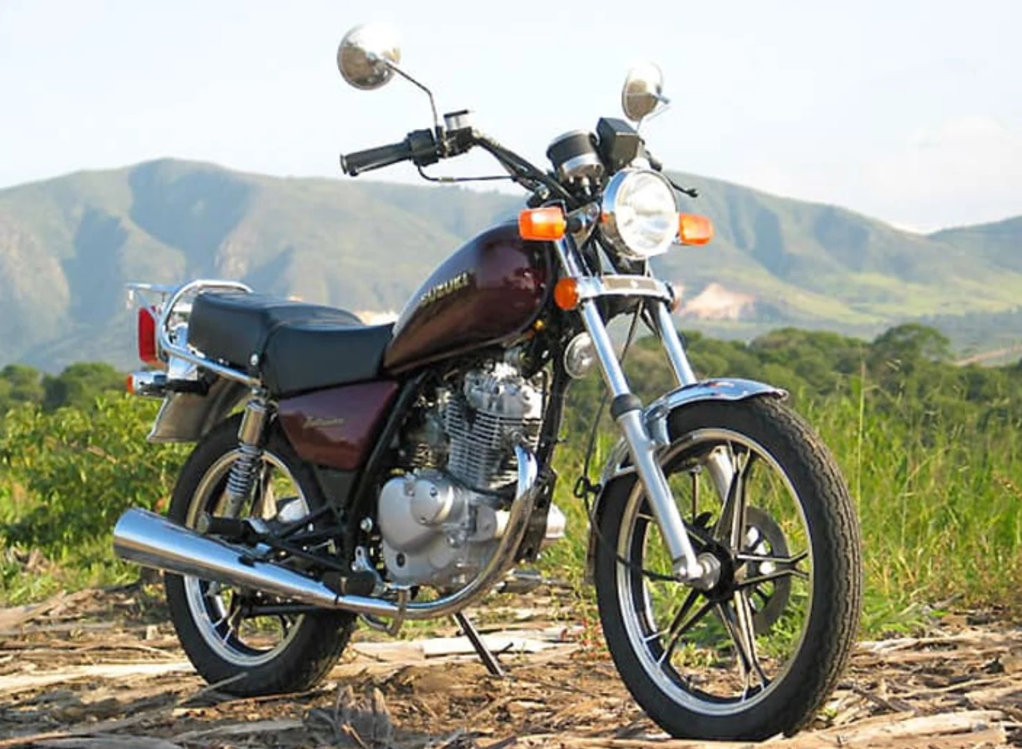 Por pouco mais de R$ 10 mil, Suzuki Intruder 125 entrega visual custom, câmbio de 5 marchas, tanque de 10,3 litros e consumo de 36,7 km/L para quem quer uma moto usada barata