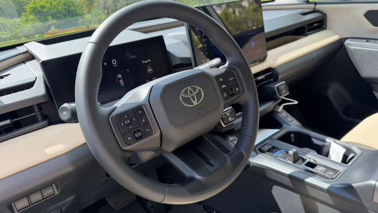 Toyota RAV4 híbrido faz 22,8 km_l na cidade, entrega 239 cv, acelera de 0 a 100 km_h em 7,5 s e passa de 1.000 km de autonomia teórica, mas custa R$ 349 mil no Brasil (2)