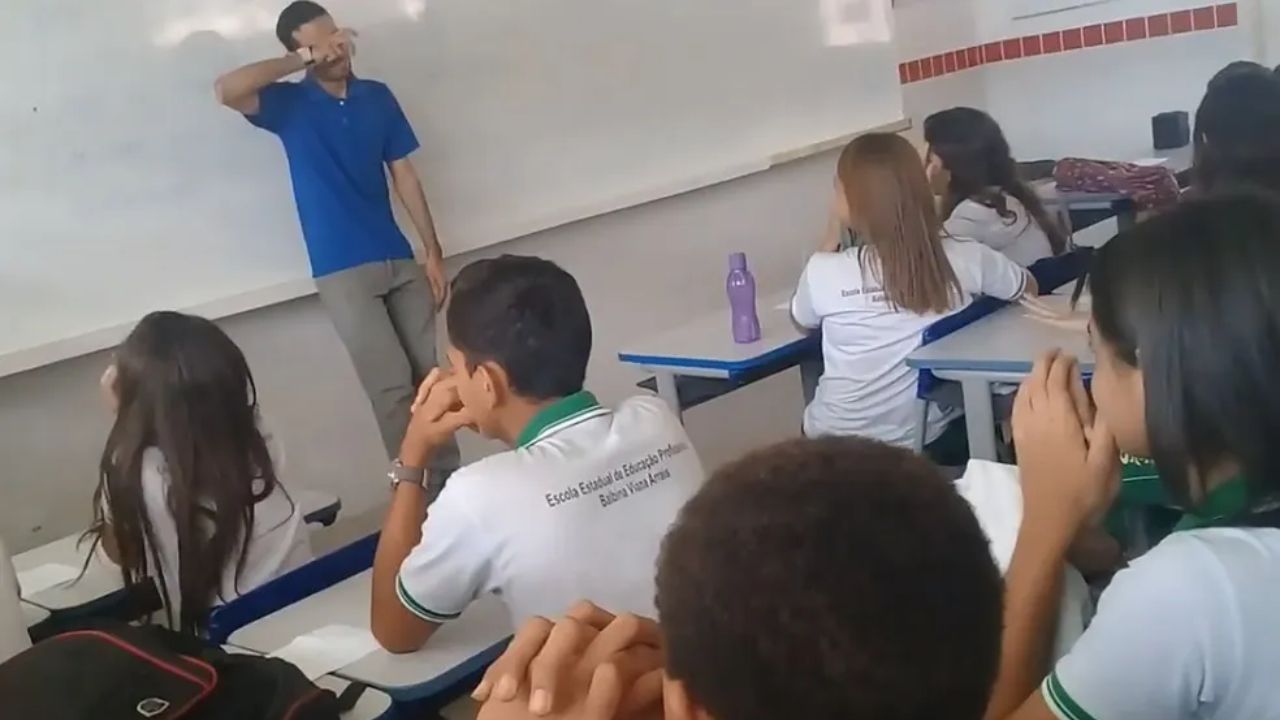 Alunos organizaram uma rifa, em uma espécie de vaquinha, e arrecadaram R$ 400 para ajudar um professor que estava sem receber salário e dormia na escola.