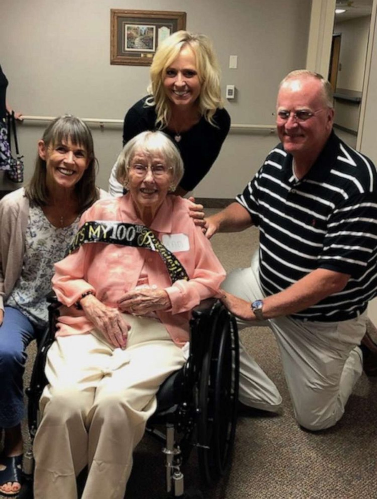 Ann Stueven durante a comemoração de 100 anos ao lado das sobrinhas Kerry Maggard e Deb Eggers e de um familiar