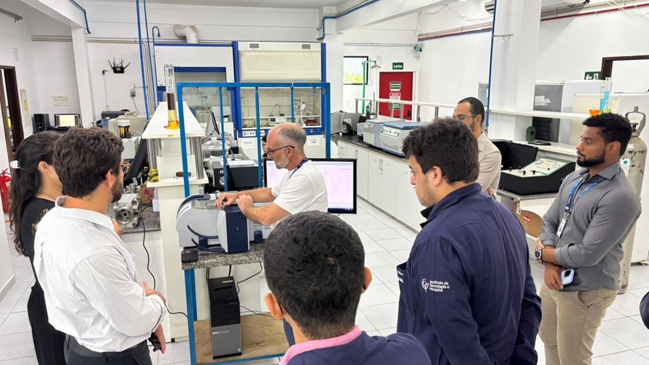 Pesquisadores trabalham em laboratório voltado a tecnologias de energia