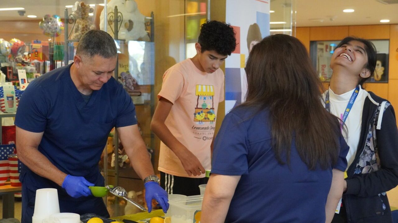 Luke, de 13 anos, arrecadou US$ 500 com uma barraca de limonada e doou o dinheiro ao hospital onde havia sido tratado de pneumonia.