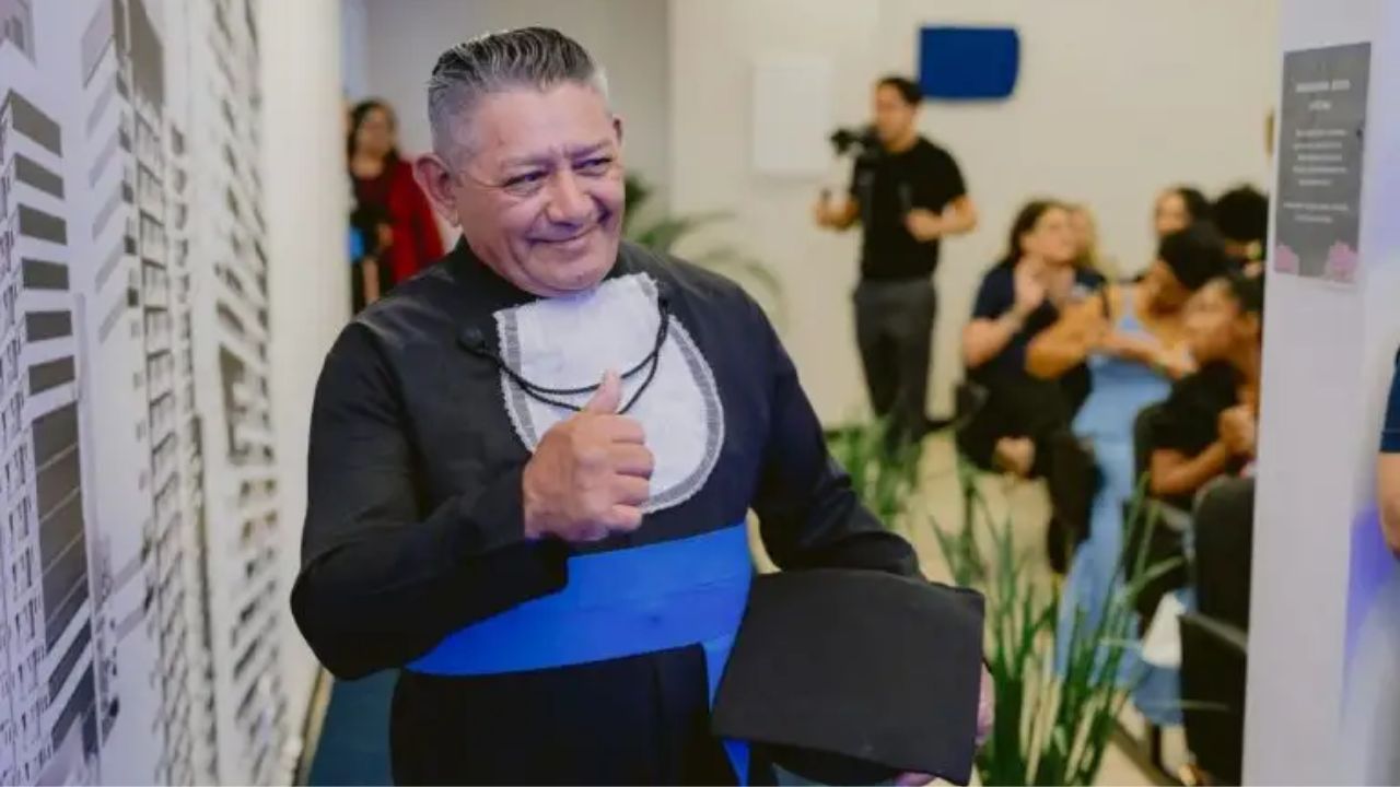 Pedreiro Silvestre Ramon Brizola voltou a estudar após 41 anos, conciliou trabalho e EJA e recebeu o diploma do ensino médio aos 63 anos.