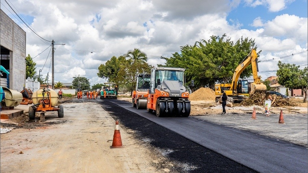 Máquinas executam pavimentação de via na Bahia
