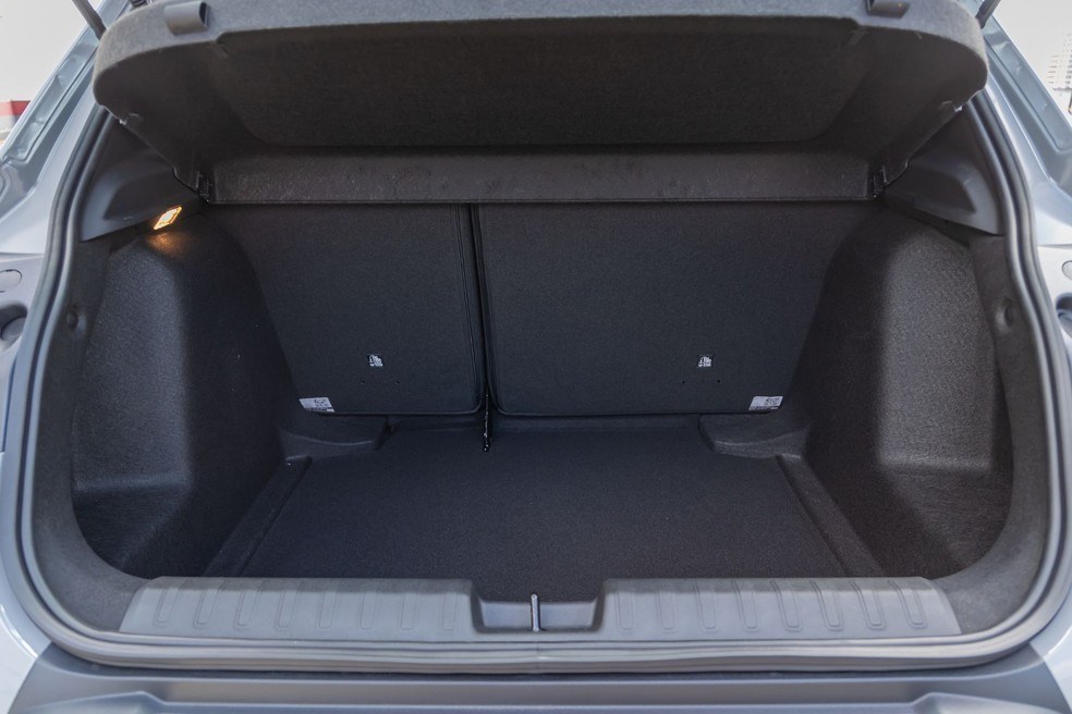 Porta-malas aberto de hatch compacto