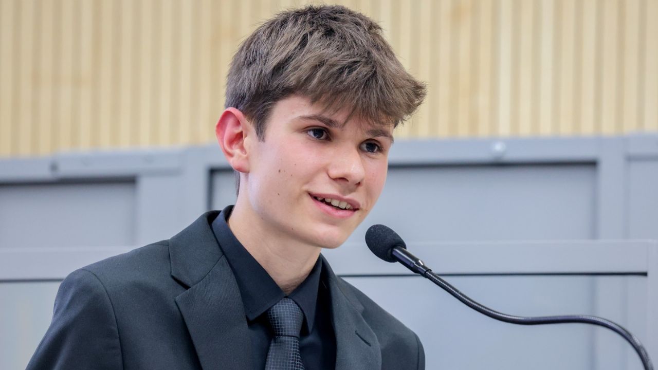 Estudante de 16 anos desenvolve embalagem biodegradável com casca de abacaxi que se degrada em 34 dias e já estuda sua viabilidade industrial.
