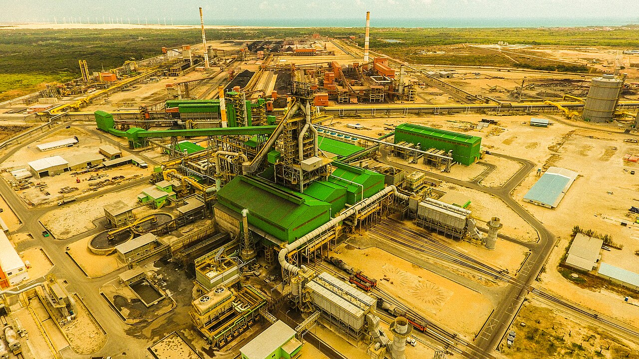 Alto-forno da Companhia Siderúrgica do Pecém, no Ceará
