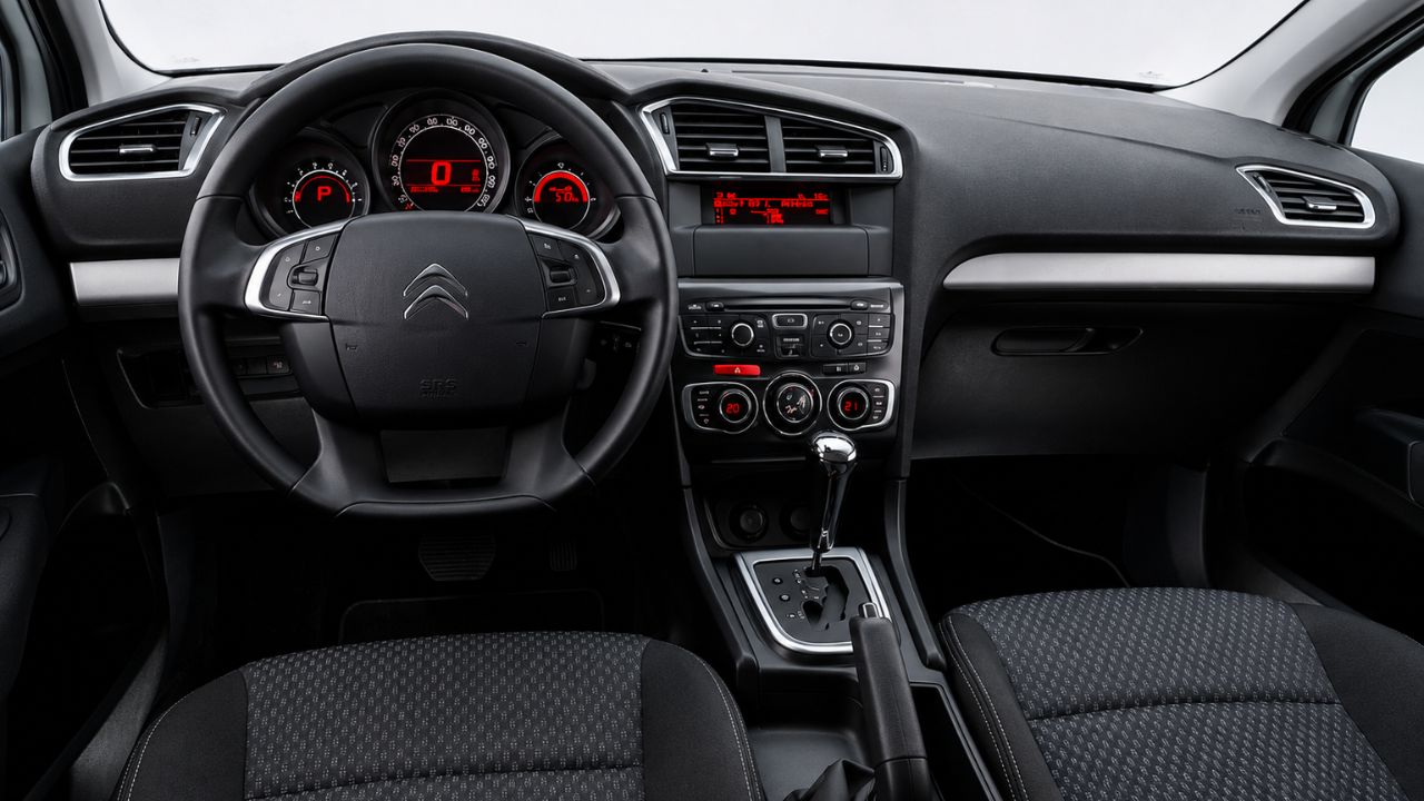 O Citroën C4 Lounge Tendance aparece na Fipe por R$ 43.687 e pode interessar a quem busca carro usado automático, com motor 2.0 e porta-malas de 450 litros.