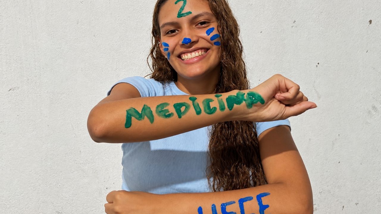 Maria Clara, de 21 anos, estudou em escola pública, enfrentou três anos de preparação e conquistou uma vaga em Medicina na Uece.