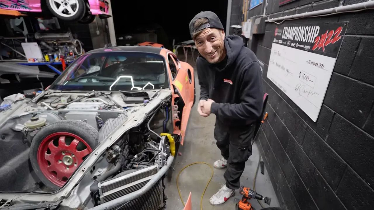 Um Porsche Boxster comprado por cerca de US$ 13 mil foi transformado em uma réplica do 992 GT3 RS com 80 kg de PETG, quase 1.500 horas de impressão 3D e aerodinâmica ativa.