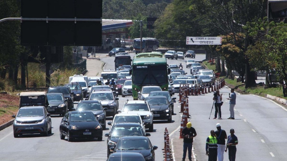 Fila de carros parada na MGC-356 diante do trevo do Belvedere com agentes de trânsito desviando o fluxo no sábado da interdição
