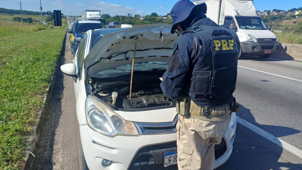 Um motorista que estava parado com o carro no acostamento recebeu auxílio da PRF, mas a fiscalização revelou um mandado de prisão e irregularidades na identificação do veículo.