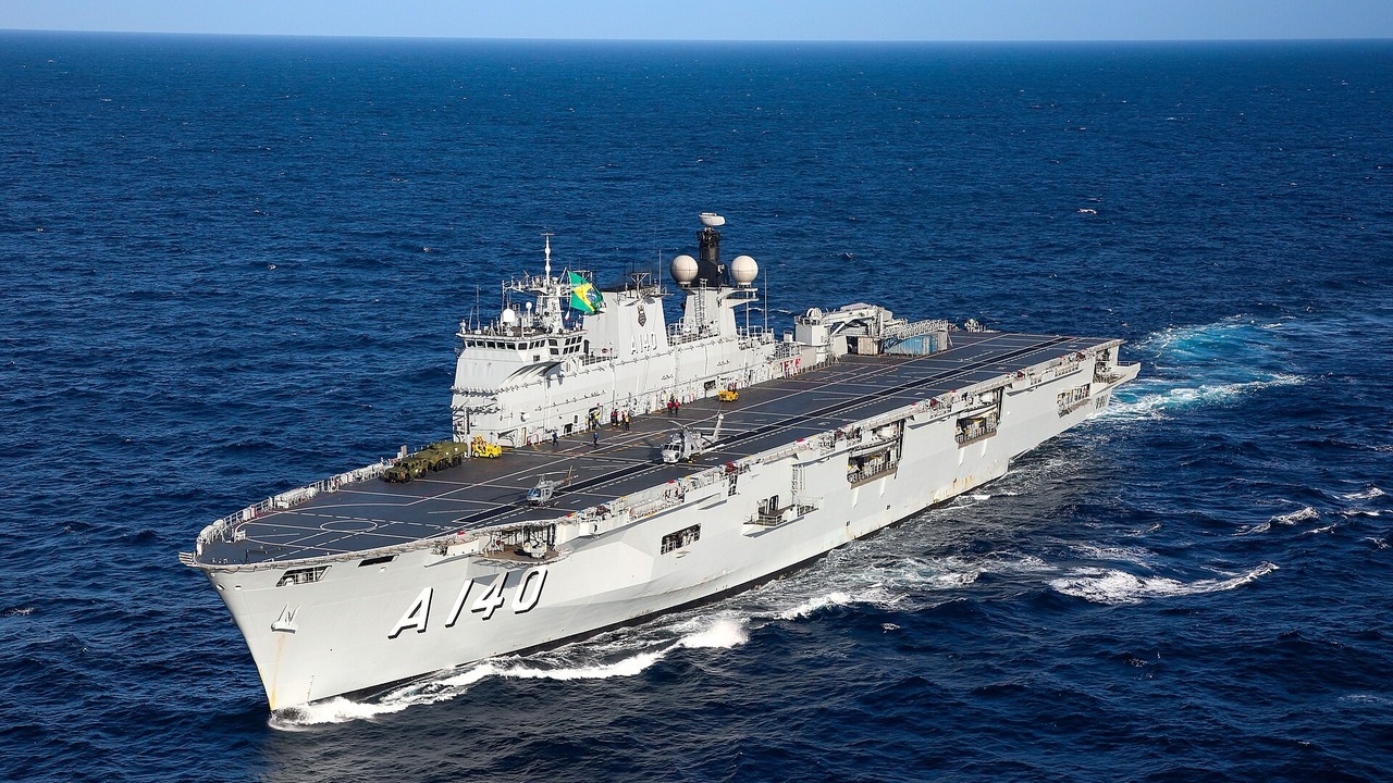 Navio-aeródromo Atlântico navega em mar aberto