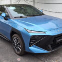SUV compacto da marca chinesa terá sistema híbrido pleno que dispensa tomada, porte semelhante ao T-Cross e lançamento previsto para o último trimestre de 2026