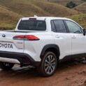 Toyota Projeto 150D chega em 2027 com base TNGA do Corolla Cross, sistema híbrido, tração E-Four e produção nacional em Sorocaba.
