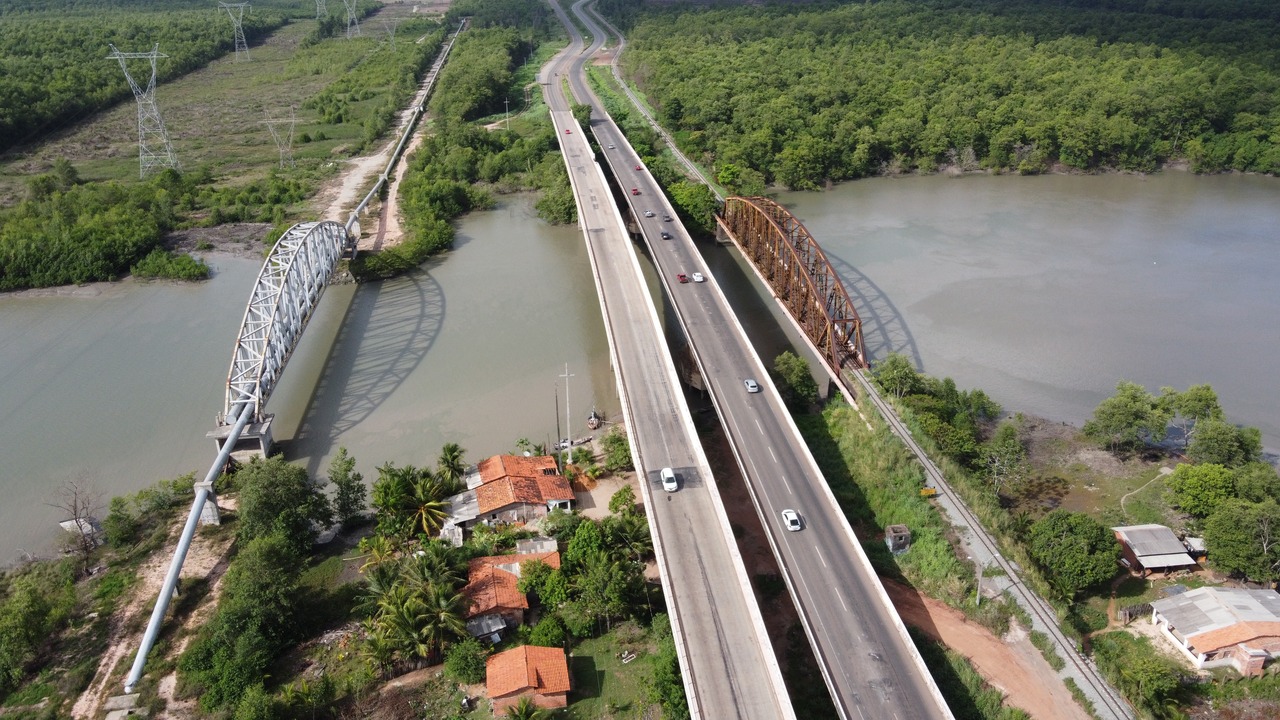 Vista aérea das pontes paralelas sobre o Estreito dos Mosquitos, na entrada de São Luís