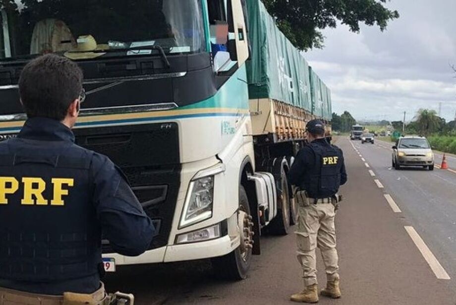 Fiscalização de carga em acostamento de rodovia