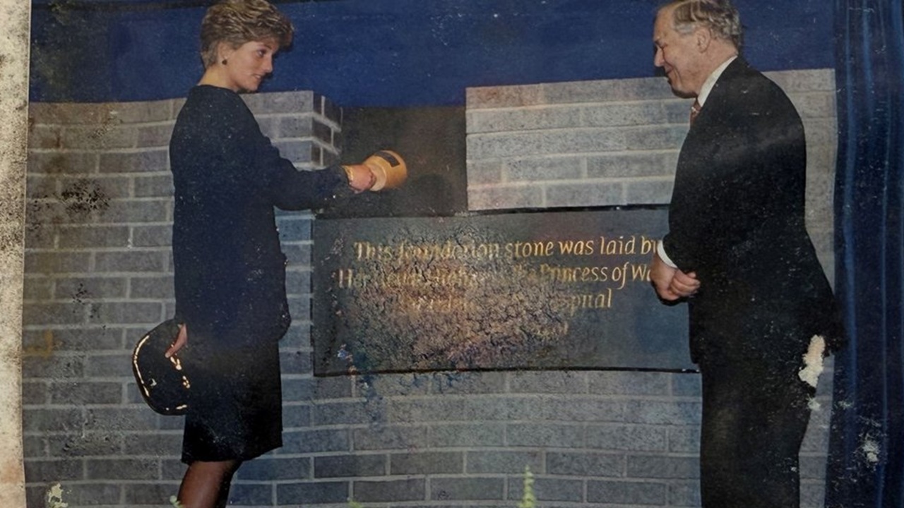 Cápsula do tempo da princesa Diana é aberta após 34 anos e revela dez registros dos anos 1990 em Londres.