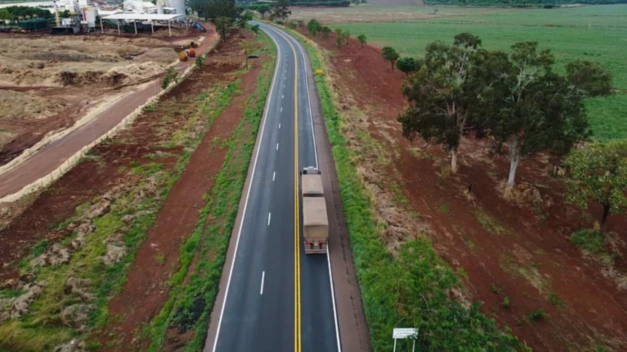 Vista aérea de rodovia duplicada atravessando área rural em Goiás