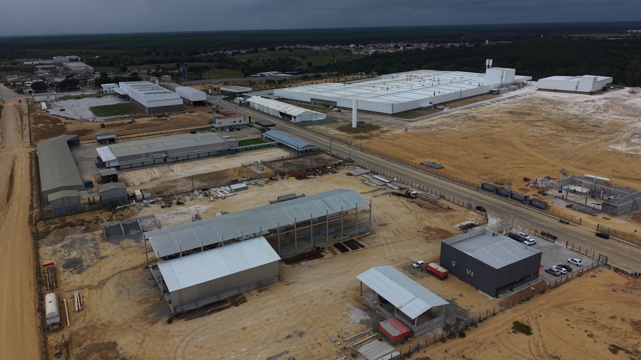Vista aérea de obras em complexo industrial de São Mateus