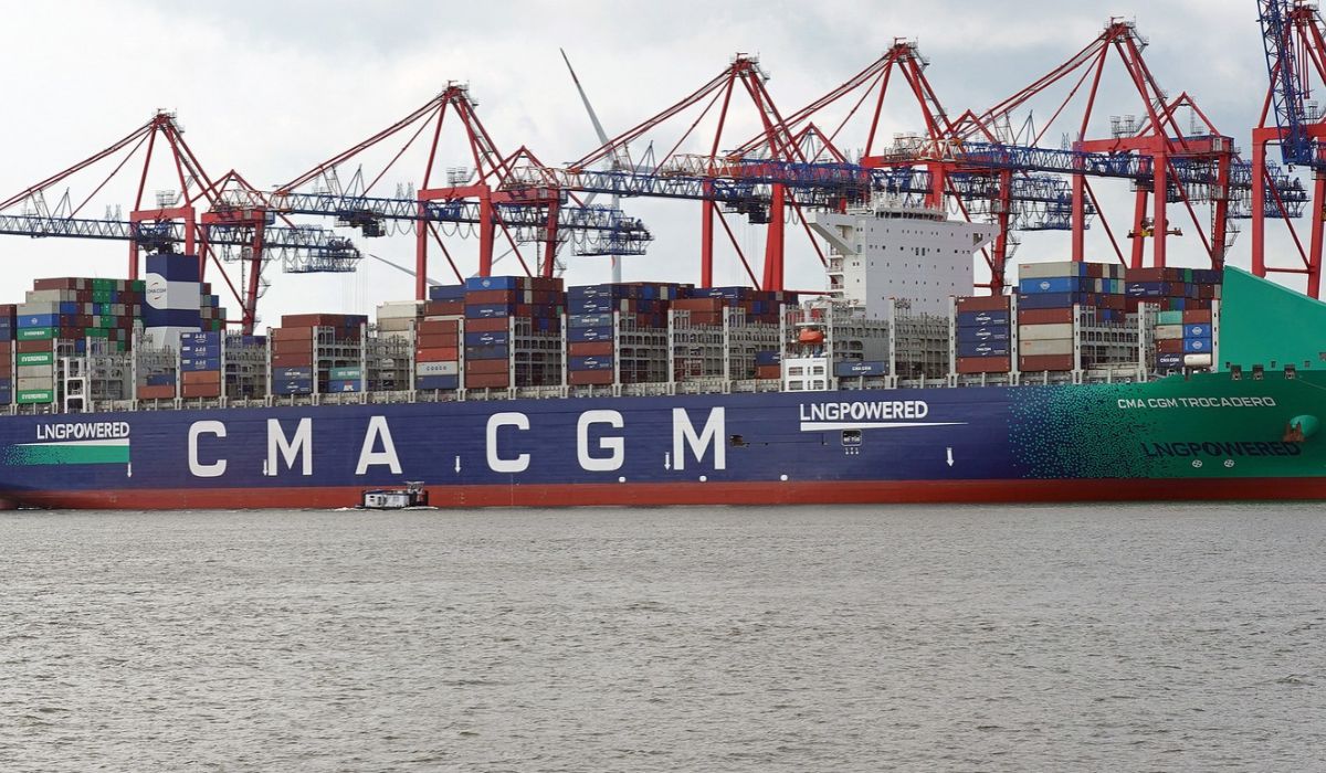 Navio porta-contêineres da CMA CGM durante operação portuária; armadora passou a aplicar reajuste de US$ 1.000 por contêiner em cargas da Ásia para a Costa Leste da América do Sul. Créditos: Wolfgang Fricke/Wikimedia Commons