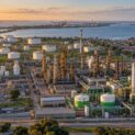 Petrobras, Braskem e Ultrapar avaliam projeto de R$ 6 bilhões para converter a primeira refinaria do Brasil em biorrefinaria renovável. - Imagem: Ilustrativa via I.A