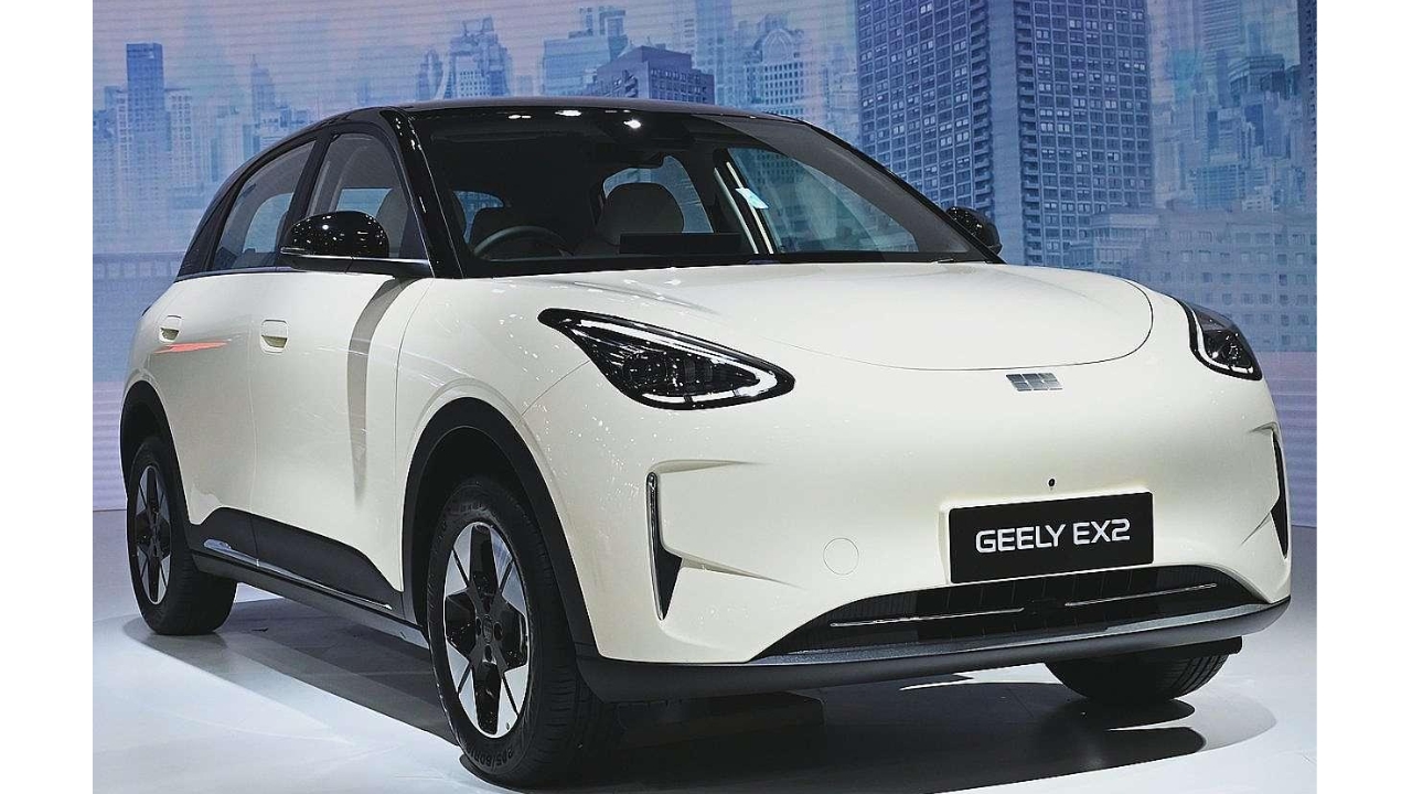 Geely EX2, hatch elétrico que alcançou a marca de 1 milhão de unidades produzidas mundialmente em apenas dois anos, terá fabricação iniciada no Paraná em dezembro de 2026, por meio da parceria industrial entre Geely e Renault. Foto: Chanokchon/Wikimedia Commons.