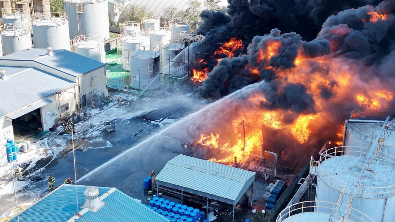 Incêndio em fábrica química na Coreia do Sul atinge sete de 33 tanques, retira cerca de 7 mil trabalhadores e mobiliza 255 agentes; perícia investiga possível falha com tolueno