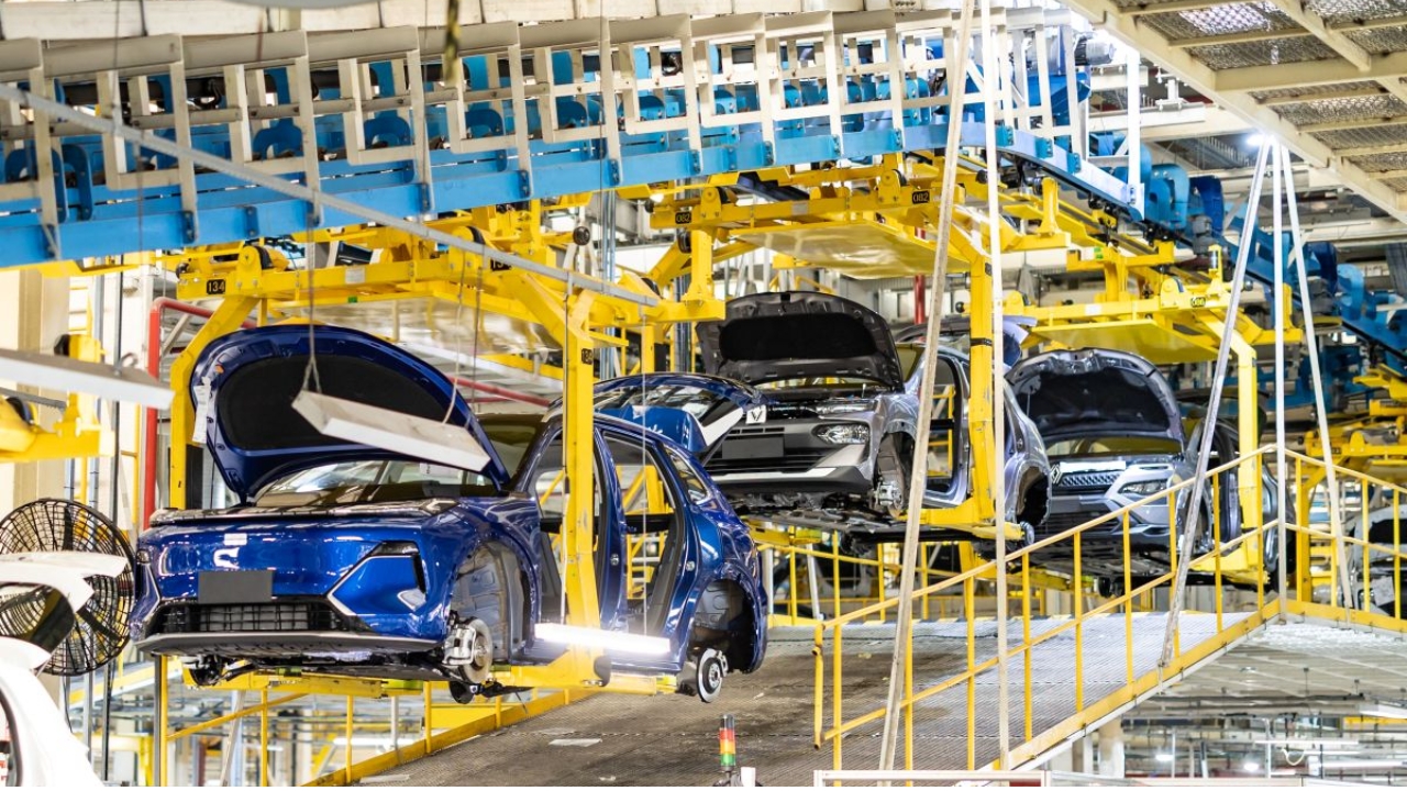 Renault e Geely recebem aprovação de R$ 181,8 milhões do BNDES para criar tecnologia híbrida flex no Paraná e preparar veículo produzido no Brasil para chegar em 2027